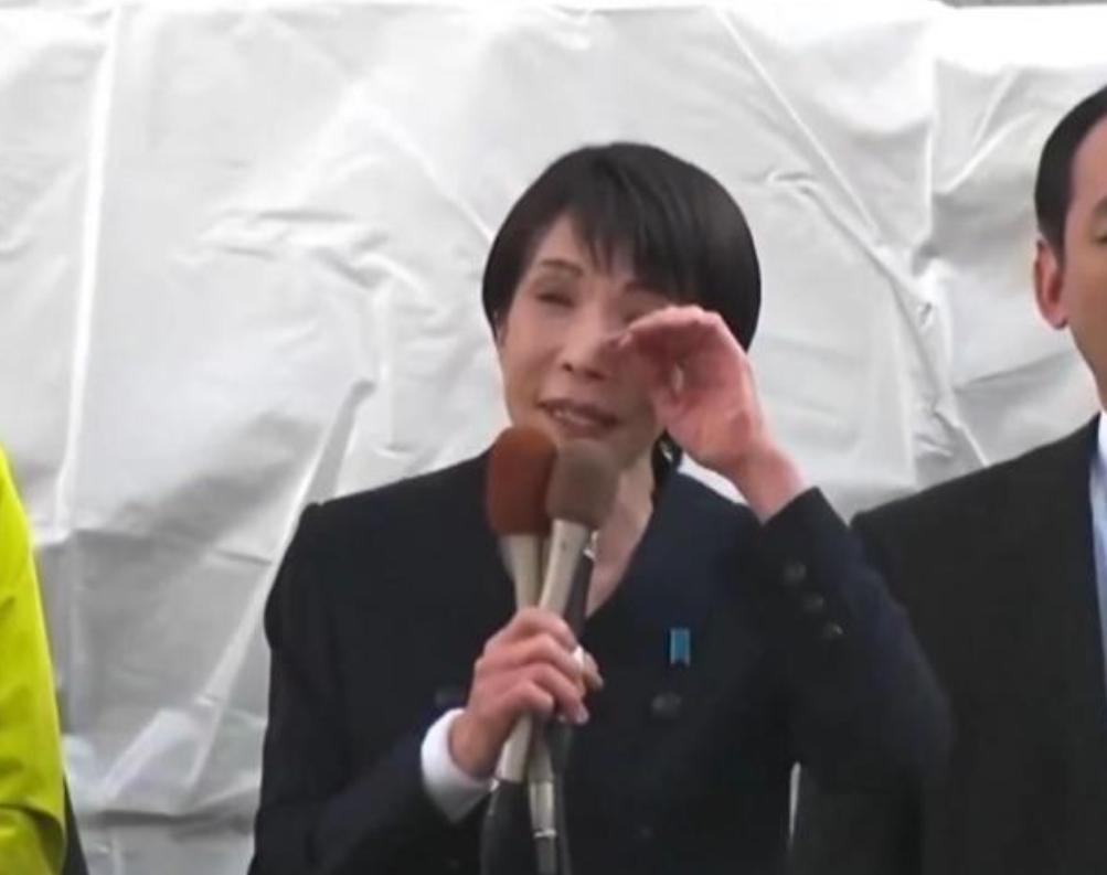 高市眼含热泪，希望北京高抬贵手，不会介入冲突，中方连发四问。日本首位女性首相上任