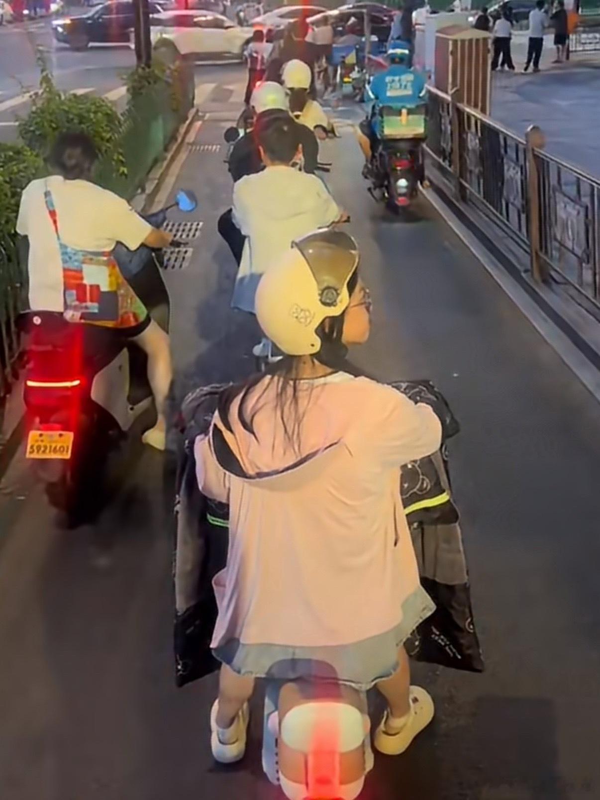杭州已经发展成这样了吗是并且每次骑自行车电瓶车要左转，我都会往左便宜点，好让别人