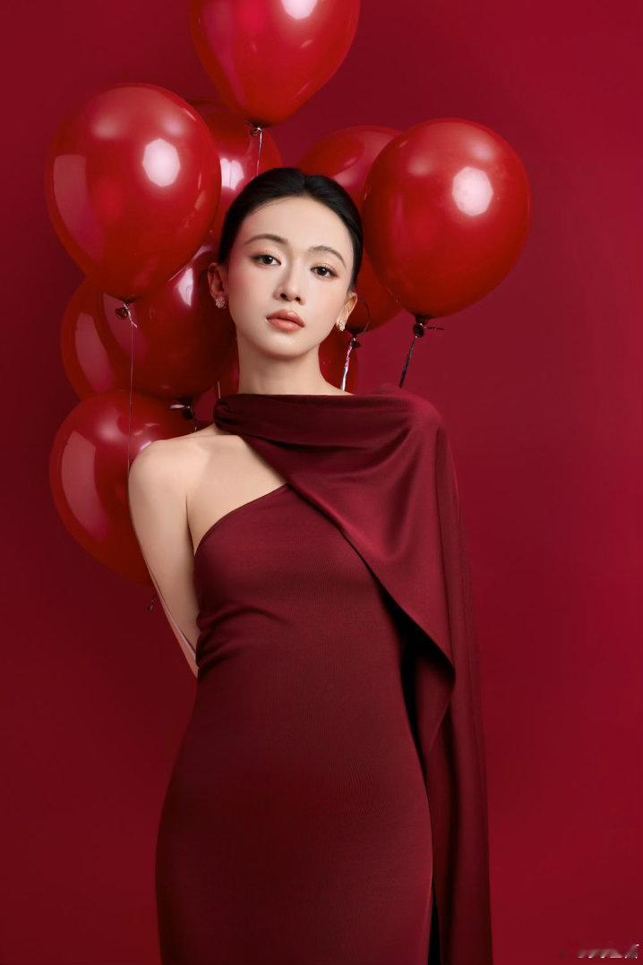 已成为吴谨言采访粉理想中的演员状态在吴谨言身上看到了！对于外界各类评价保持平和心