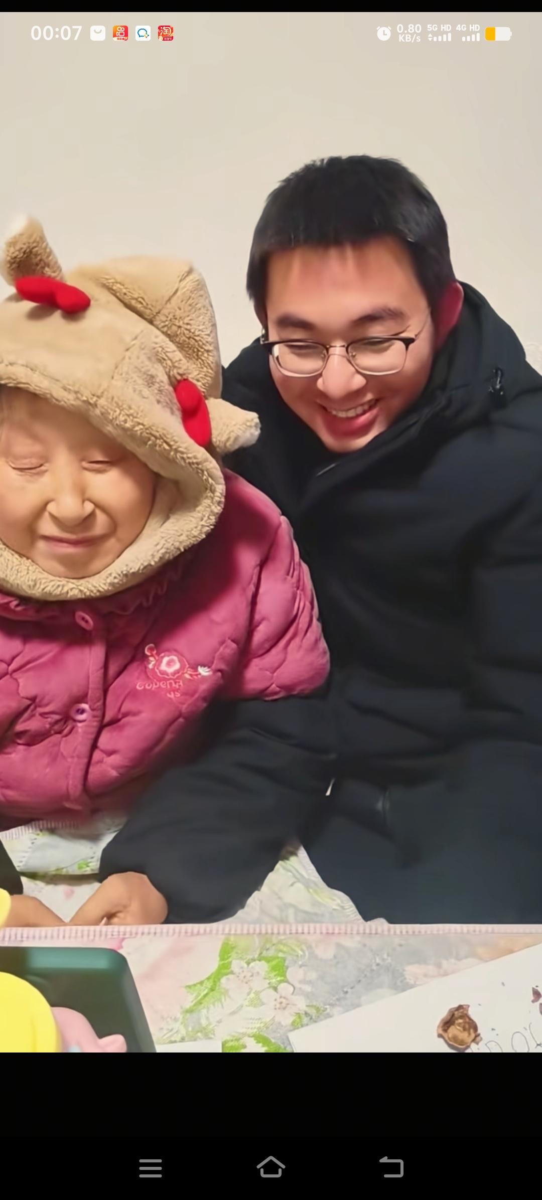 每个人的命运不同，胡龙这些年过得很苦，但是他不卖惨营销，不说以前的苦，不说养家的