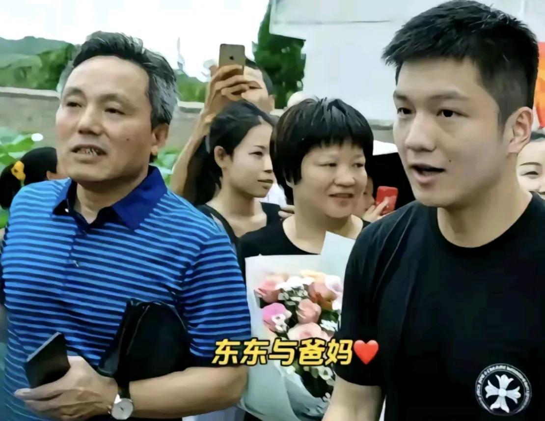 樊振东这颜值简直绝了！

脸型流畅饱满，长得像妈妈，皮肤又白又亮，看着就很舒服。