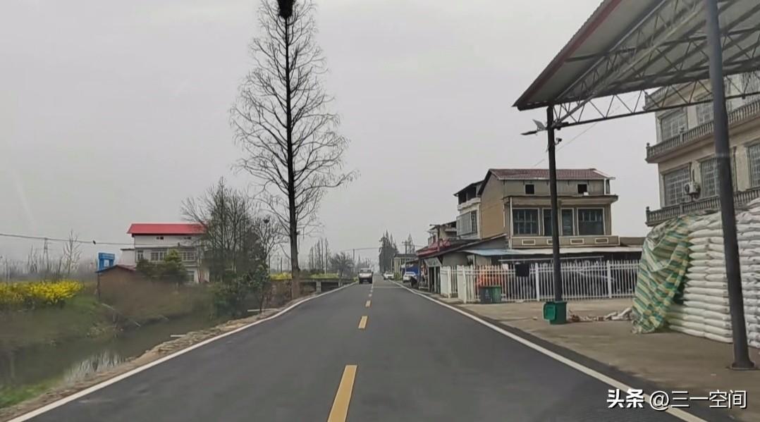 梅田湖社教渠新公路通车了
        梅田湖社教渠始建于1964年，贯穿梅田