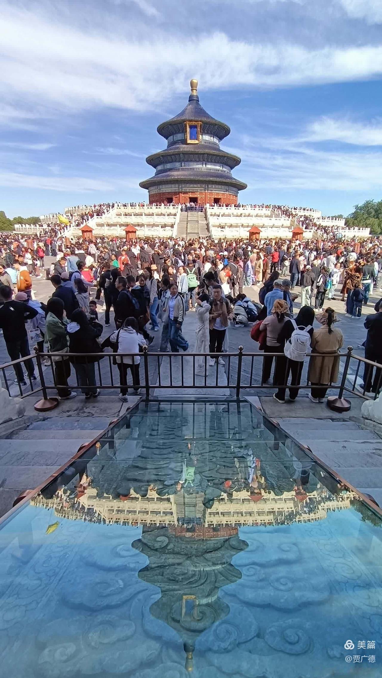 要想拍天坛祈年殿倒影，在天坛祈年殿南门入口平台处有一块玻璃，那里可以拍摄祈年殿倒