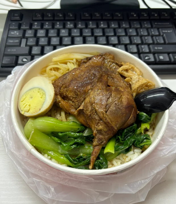 时隔一个月，又吃上鸭腿饭了[笑而不语][笑而不语] ​​​