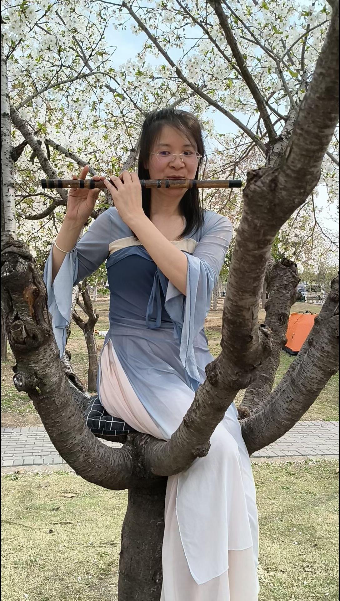 春暖花开，国风舞动 ！
一袭长裙，一曲古韵！
又是被国风文艺，感染治愈的一天！国