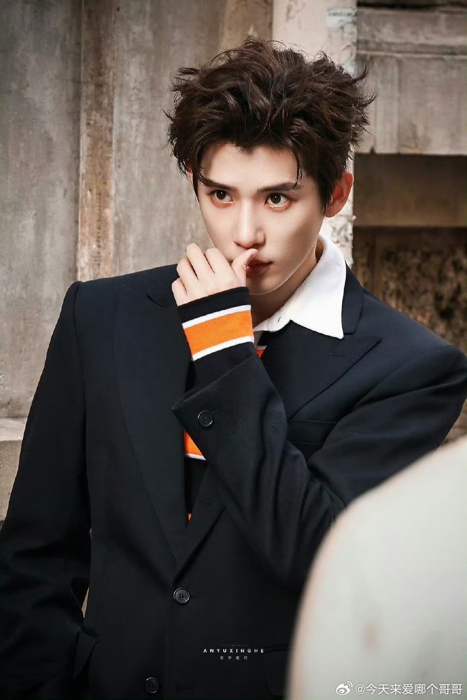 王安宇celine巴黎看秀街拍，鲨疯了 