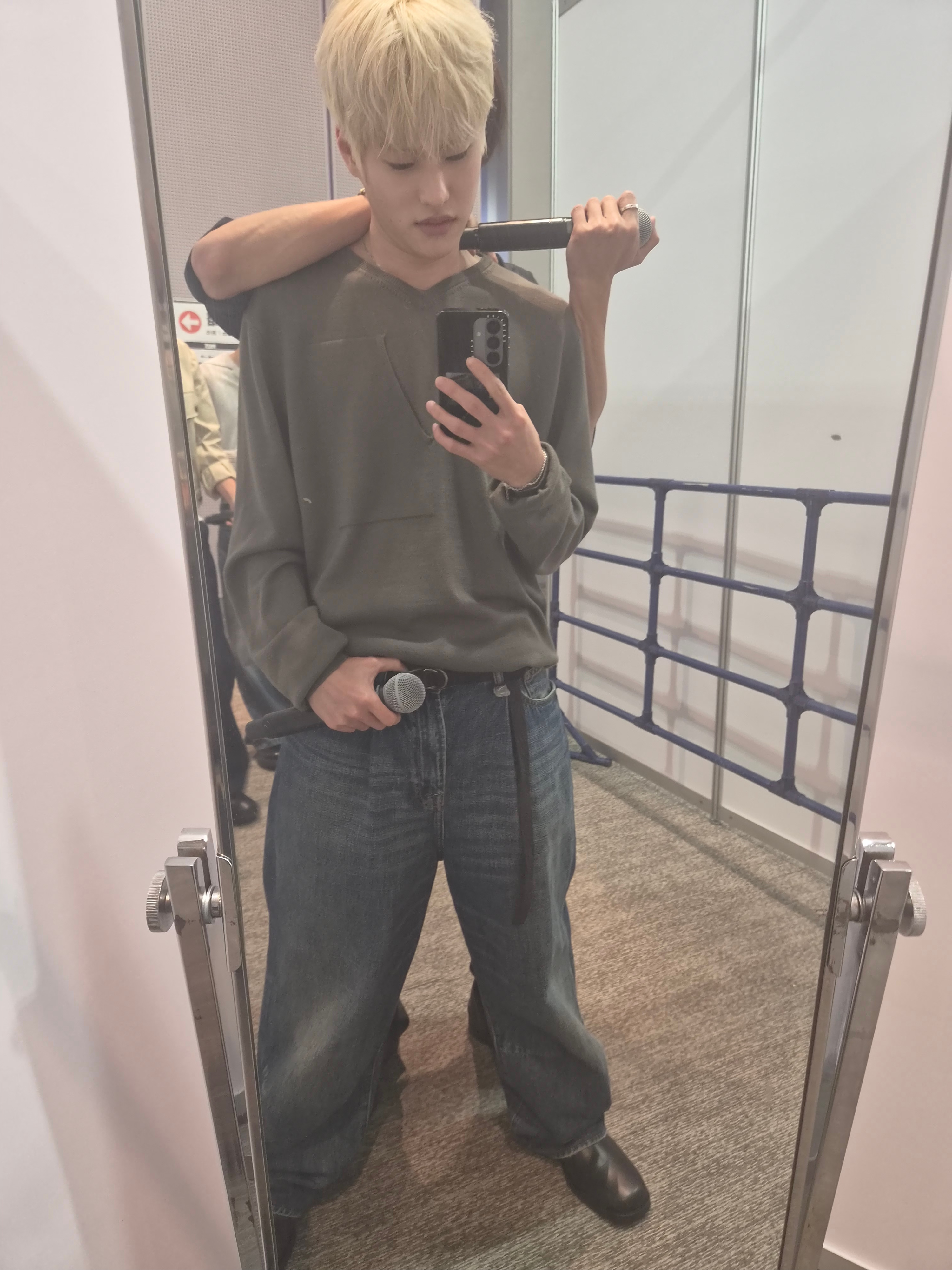 我草这后面谁啊这是不是。。。 