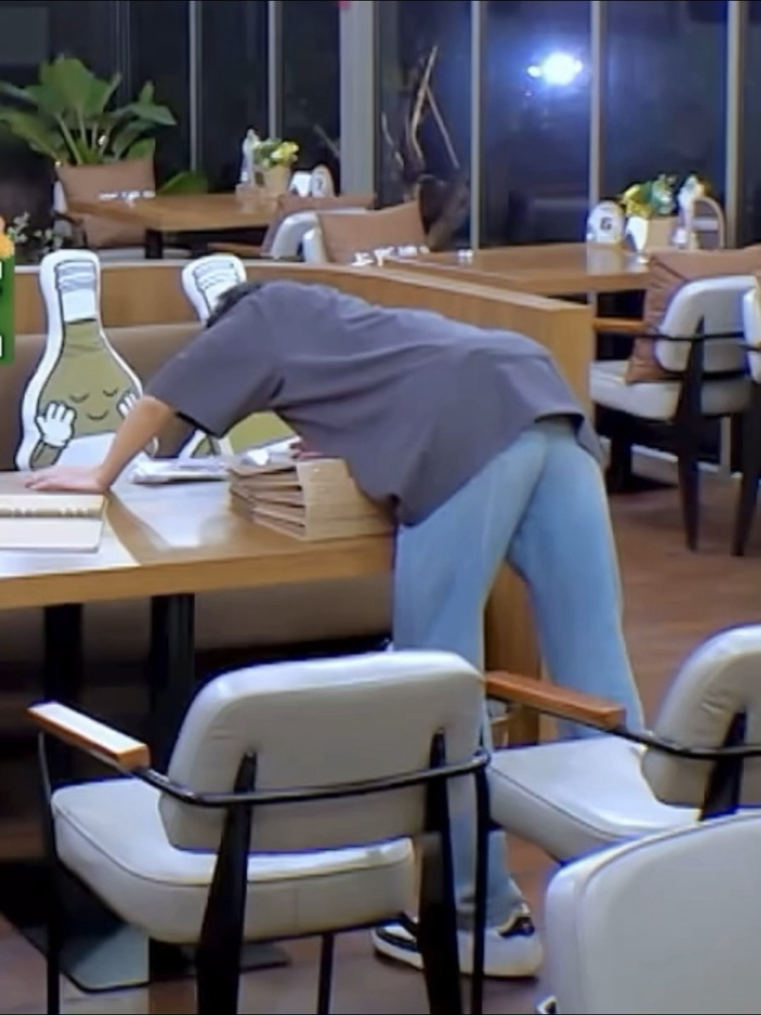 调教ai这里……撑着手臂趴在桌子上低头讲话，身子还往下一塌一塌的……好那个啊哥哥