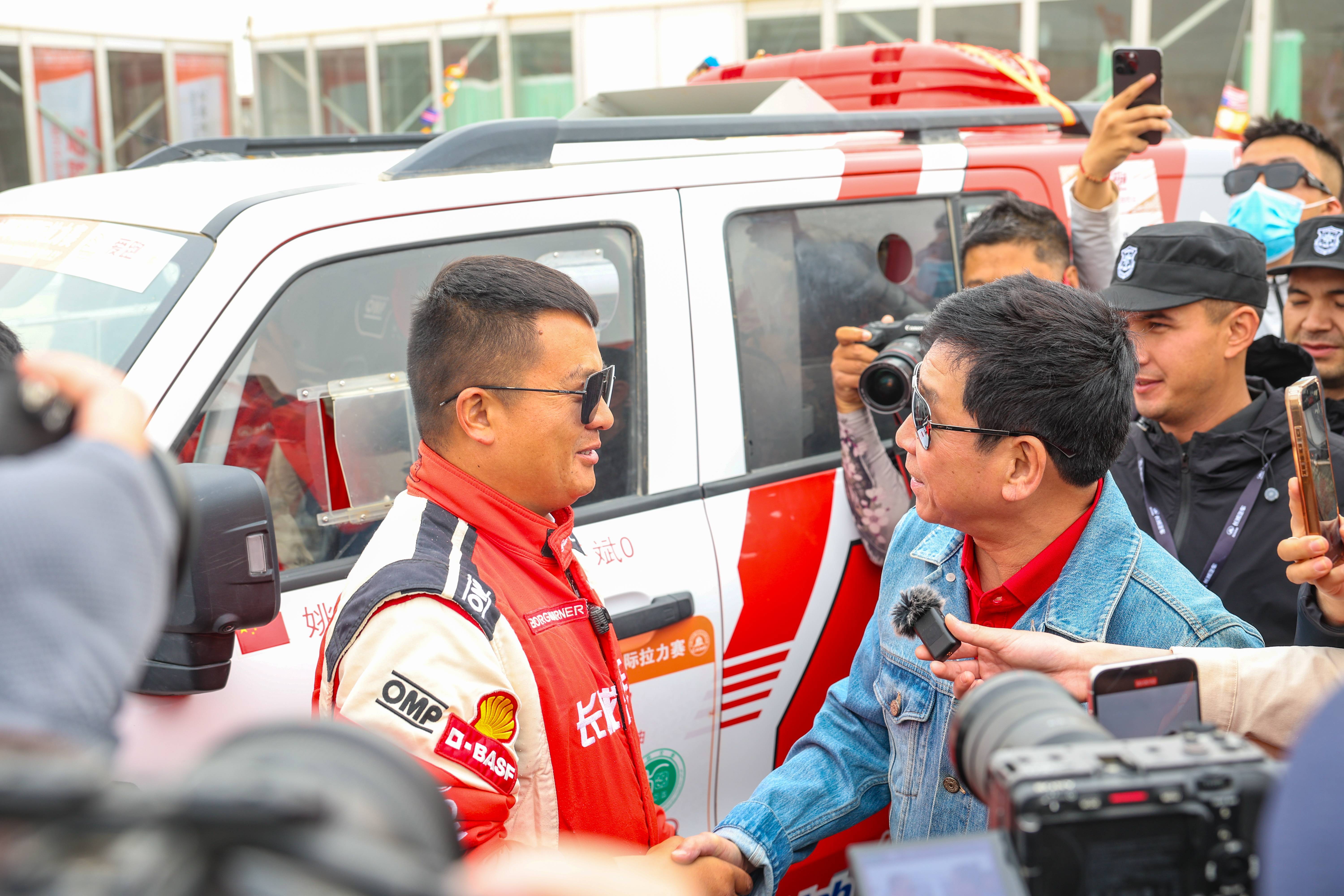 想象中千亿老板在哪？发布会C位？领奖台中央？魏建军 - 长城汽车 偏不！他选择站
