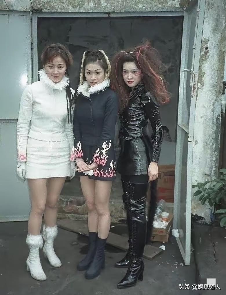 老港剧里的美人，真的是看一次惊艳一次，现在再也难找出这种味道了。
 
翻到这张1