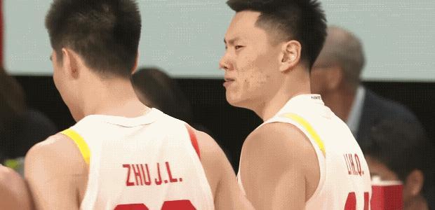 中国男篮艰难战胜日本男篮，赛后李弘权哭了，也有其他队员也是快要忍不住了，大过年的