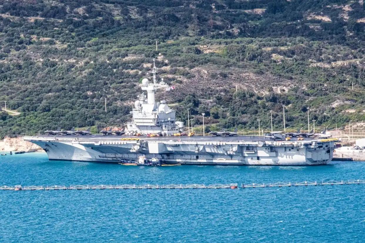 4月3号“戴高乐”号航母突然现身希腊，稳稳驶入苏达湾海军基地，按照计划要在这儿停