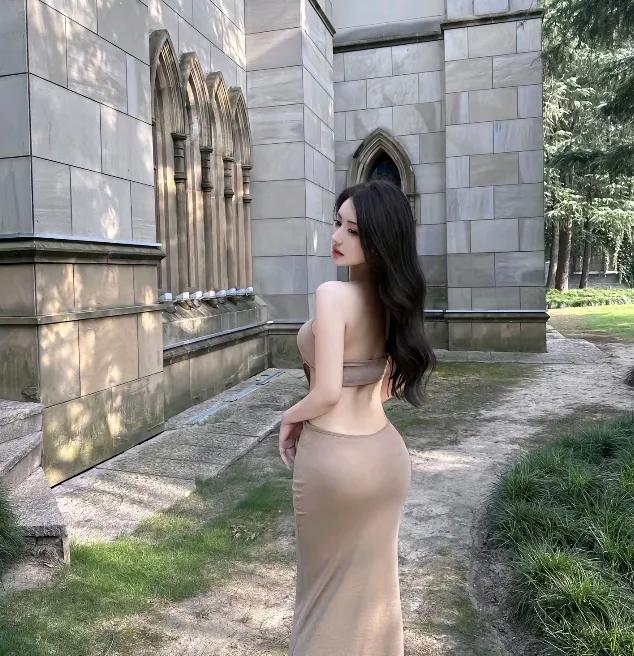 好色女人的8大特征
1.好色的女人胸大屁股大
2.25岁后的女人99%都好色
3