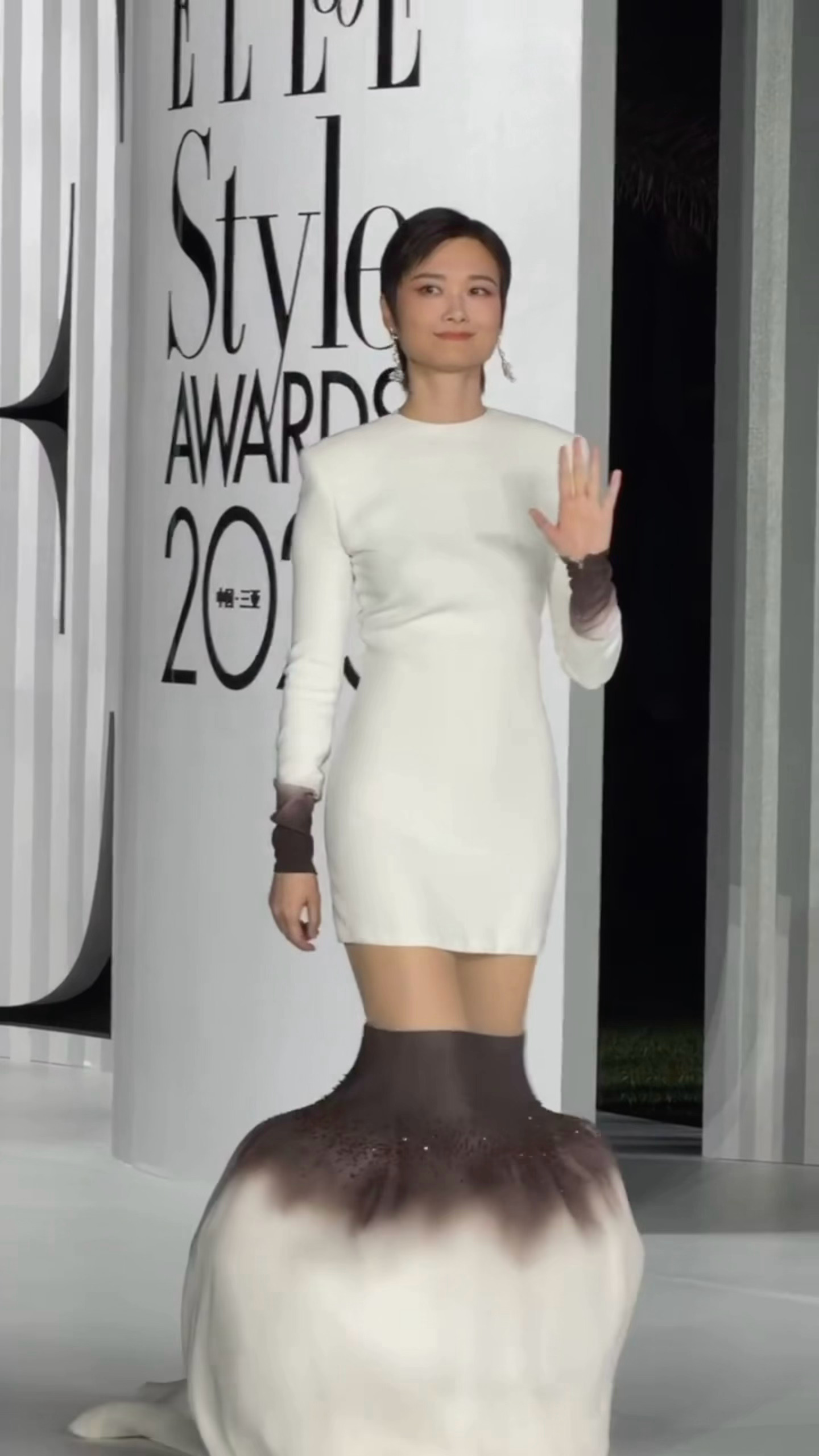 李宇春压轴亮相ELLL80周年红毯～[手指比心][心] ​​​