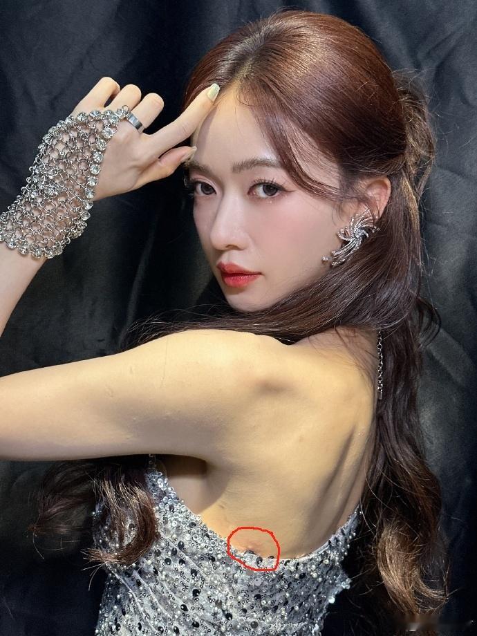 #吴谨言连手机镜头上都是钻# 吴谨言连手机镜头上都是钻，真的好美啊姐姐，女团限时