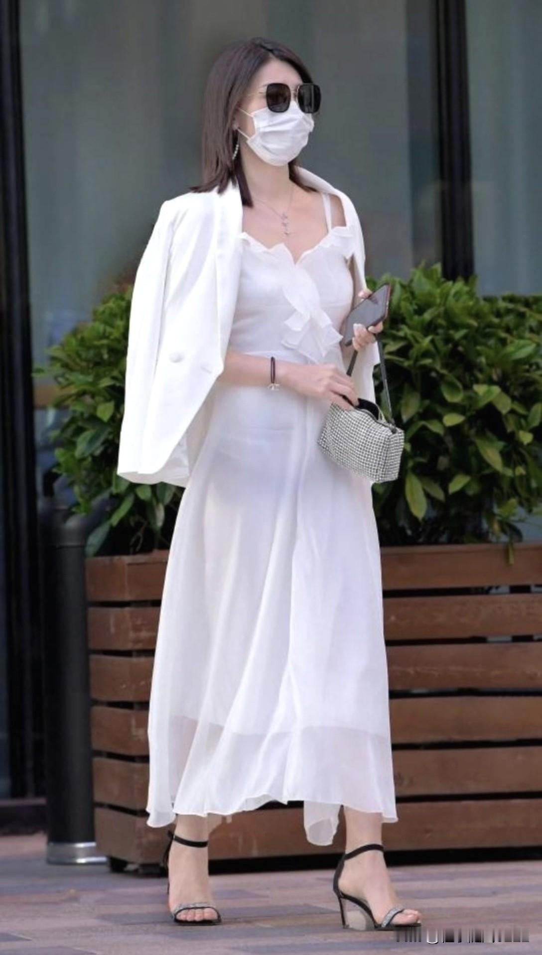 夏日清新穿搭，白色连衣裙搭配墨镜，轻松自在