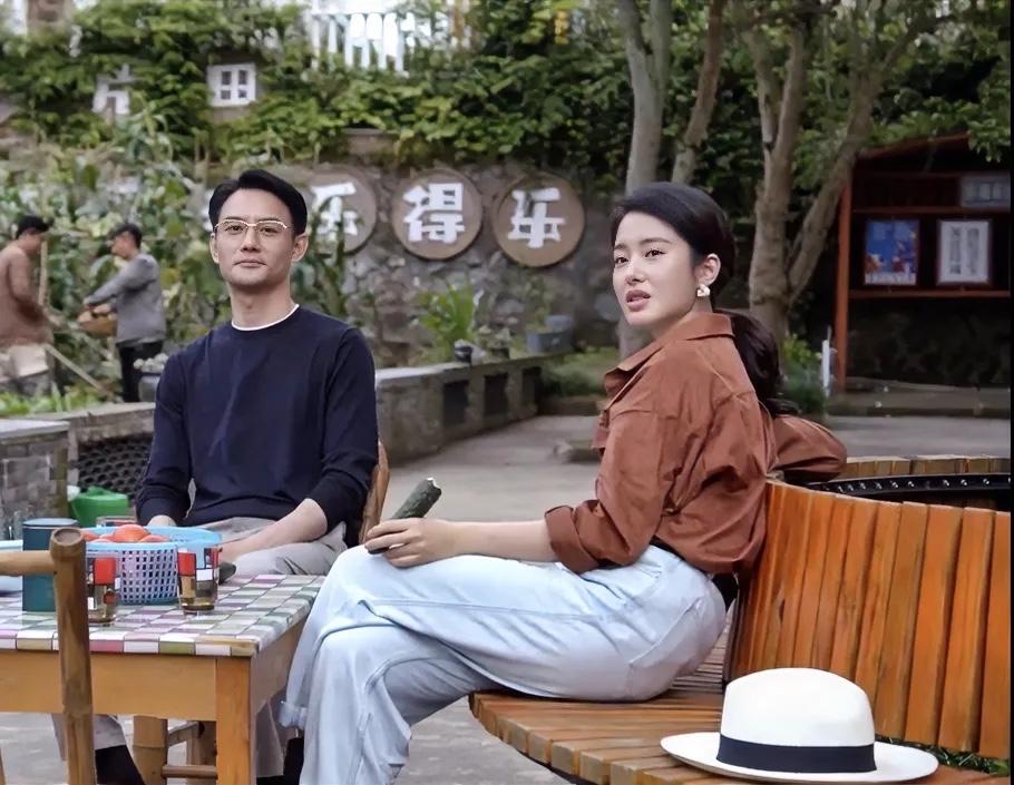 杨采钰非常有气质，旁边戴眼镜的男士是谁？