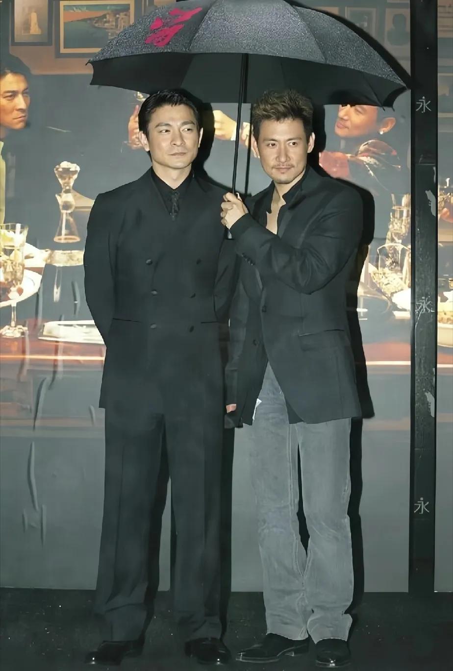 这张照片，为什么我看着张学友更帅一些呢？[捂脸]
虽然刘德华看着气场强大，一看就