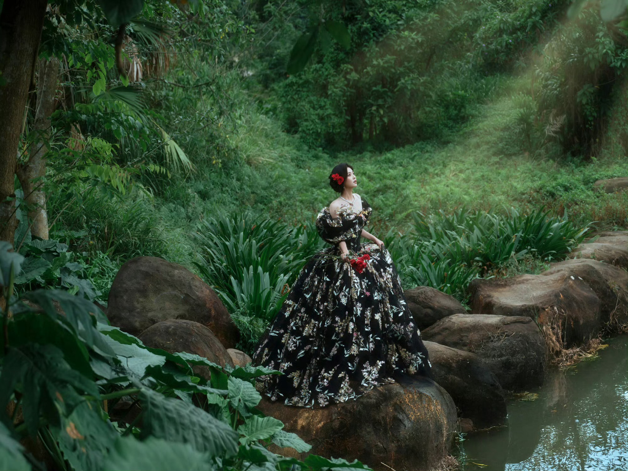 白鹿星光大赏造型太绝了！像从暗夜森林里走出来的公主，暗黑森系公主既视感拉满！黑底