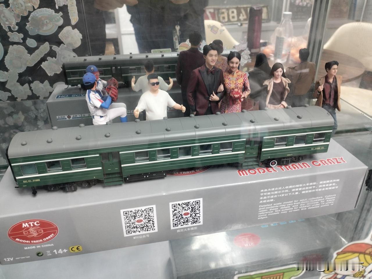 在一家火车模型店看到一辆31型硬座客车的模型，这个模型的真车在三十多年前看到过，