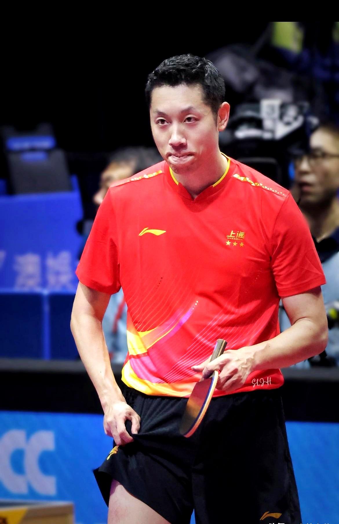 在本次男团比赛中，许昕的表现让人非常失望，
 

许昕这场球打得太随意了！接发球