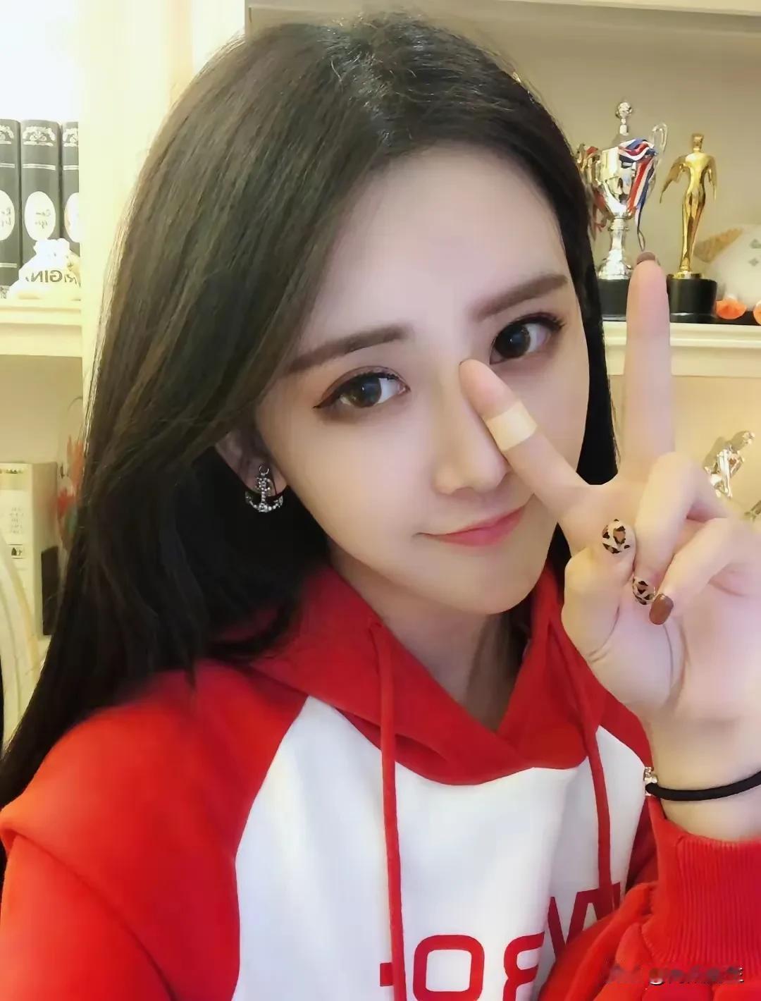 5000万网红“周周珍可爱”此刻心情，
估计比吃了苍蝇还要难受。

本来以为偷税