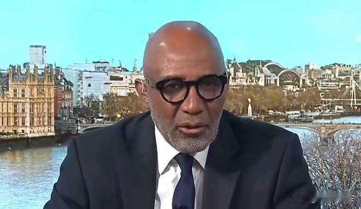 对于彼得·曼德尔森（前英国驻美大使，因涉爱泼斯坦丑闻于2025年9月被解职）与杰