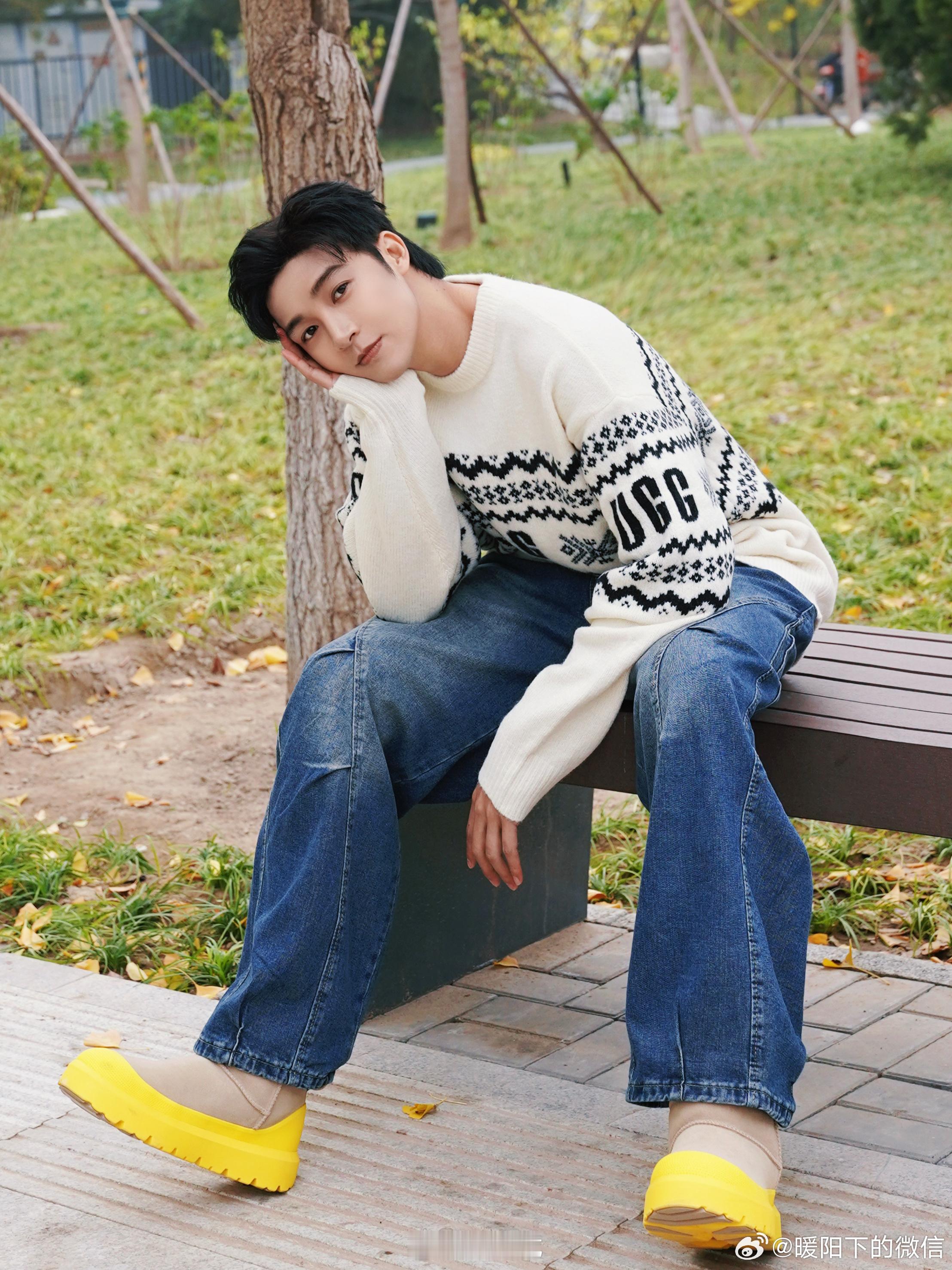 老师赛道算是让伍嘉成闯进来了伍嘉成真的太会接住粉丝的情绪了，不管粉丝唱歌跑调还是