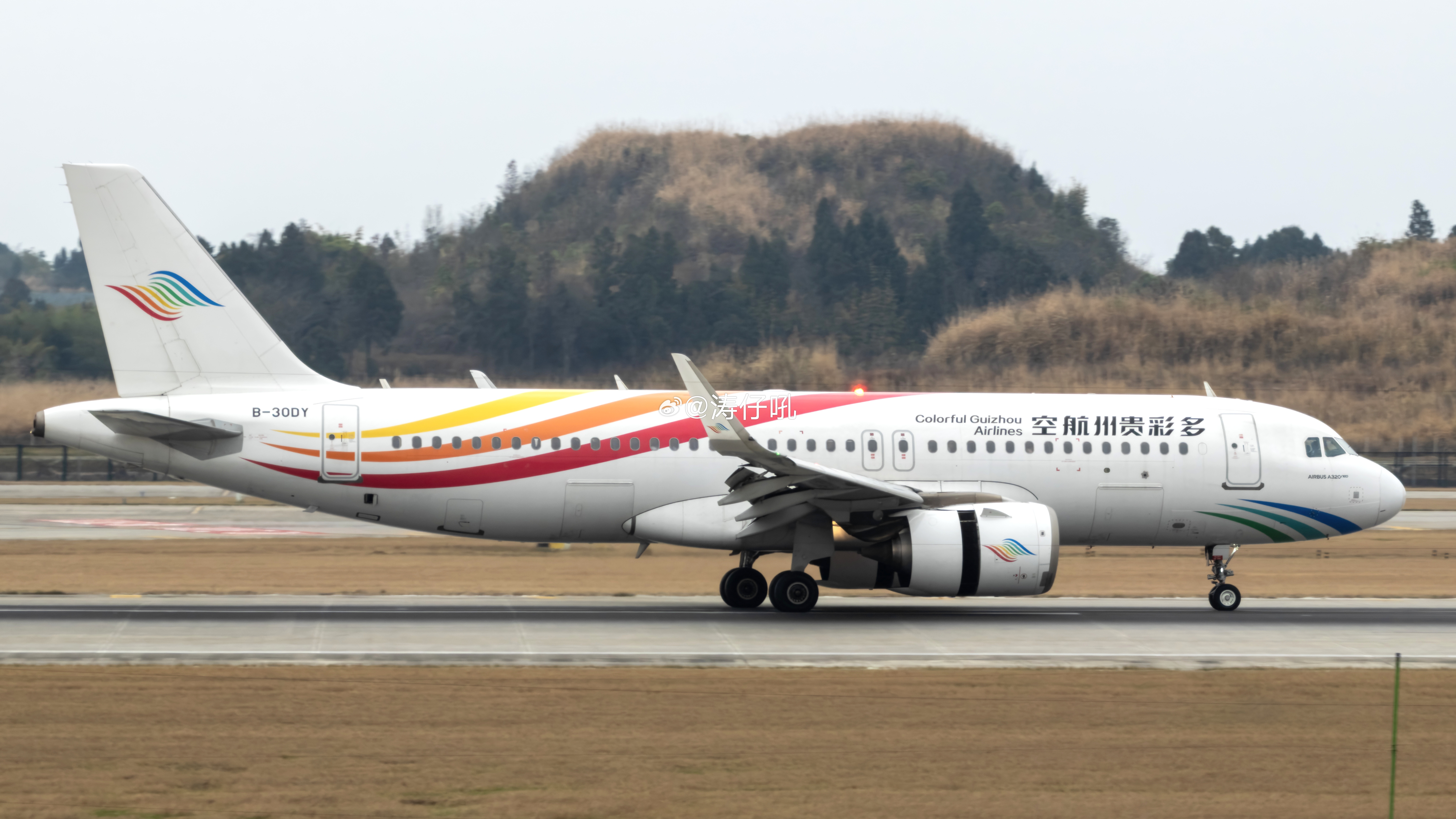 涛说涛话多彩贵州航空近日已完成旗下三架A320neo的客舱改造，均由4席公务舱/