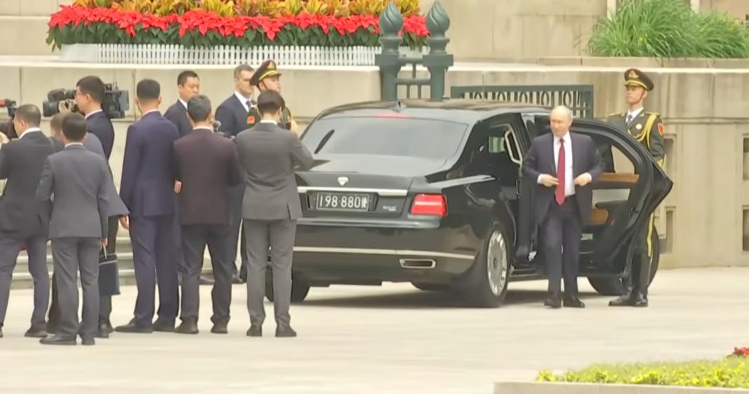一个小细节：普京总统的专车到人民大会堂后，是由咱们的哨兵开车门的。

人和人之间