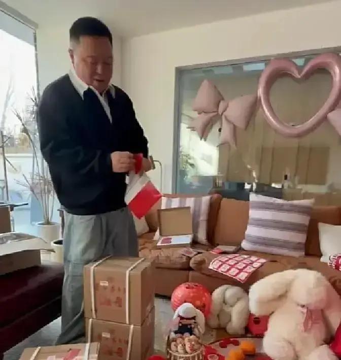 剧组片场，郭麒麟抱着碗坨掉的冷面，阎鹤祥看见了啥也没说，默默给他倒了壶热水。
这