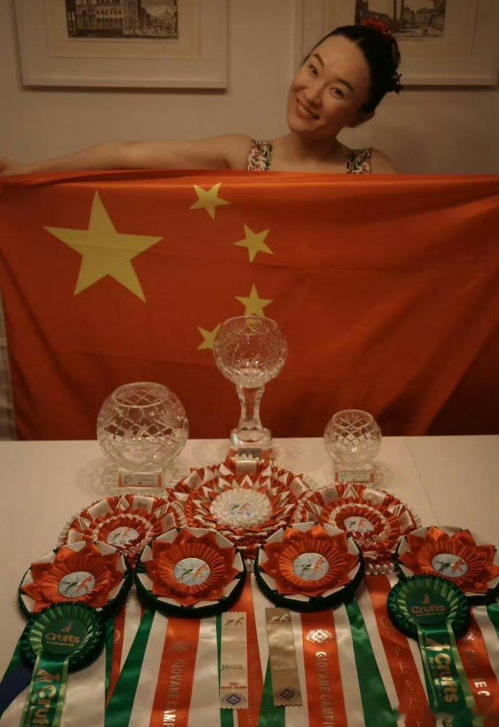 霍思燕内娱教练塑霍思燕真的是养什么都争气，养的鸟也夺冠了，简直是内娱教练塑！霍思