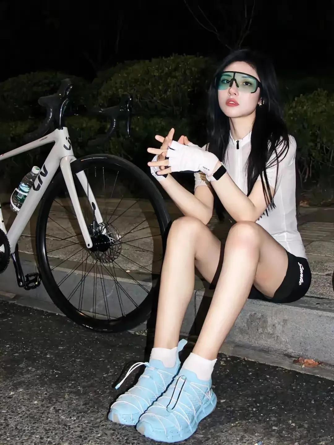 当闲暇时光悠然降临，何不让我们携手，共赴一场关于骑行的浪漫之约？想象着，我们穿梭
