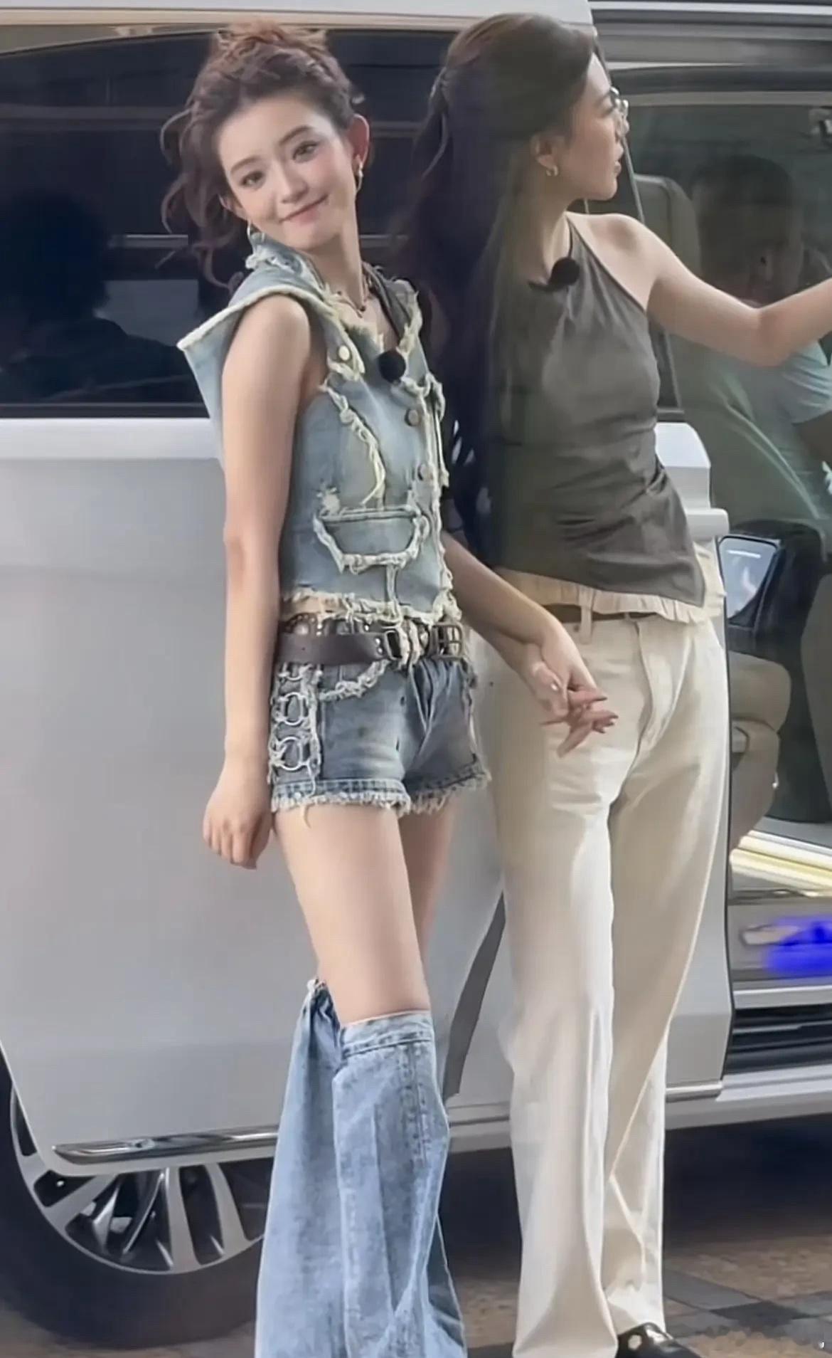 看来牛仔裤系列产品还是蛮流行的，女明星们都独爱牛仔裤，[呲牙][捂脸]。