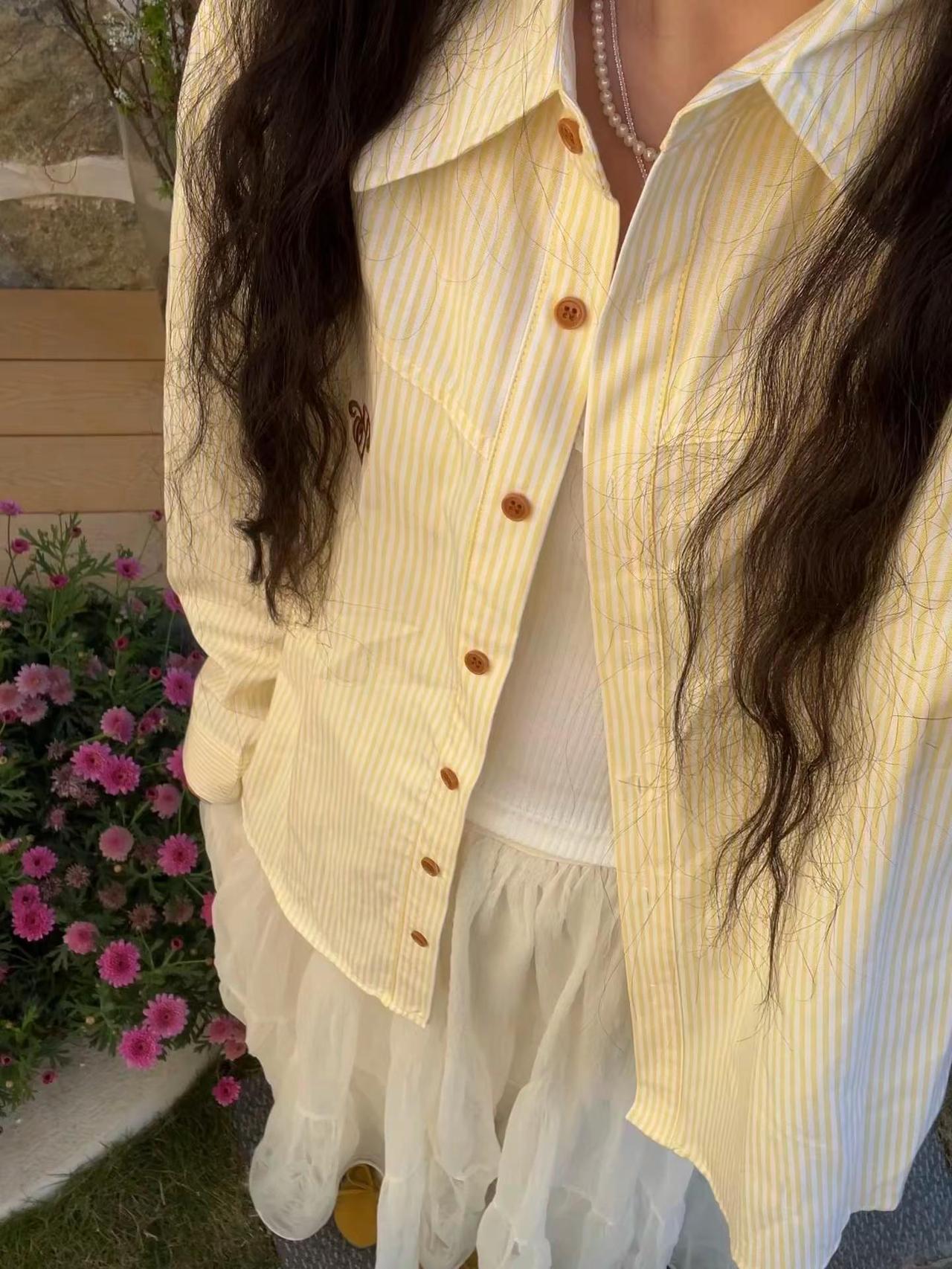 穿漂亮衣服 和晴天撞个满怀🌼 黄色衬衫是阳光切的薄片🍋米白半身裙铺开兜住一整