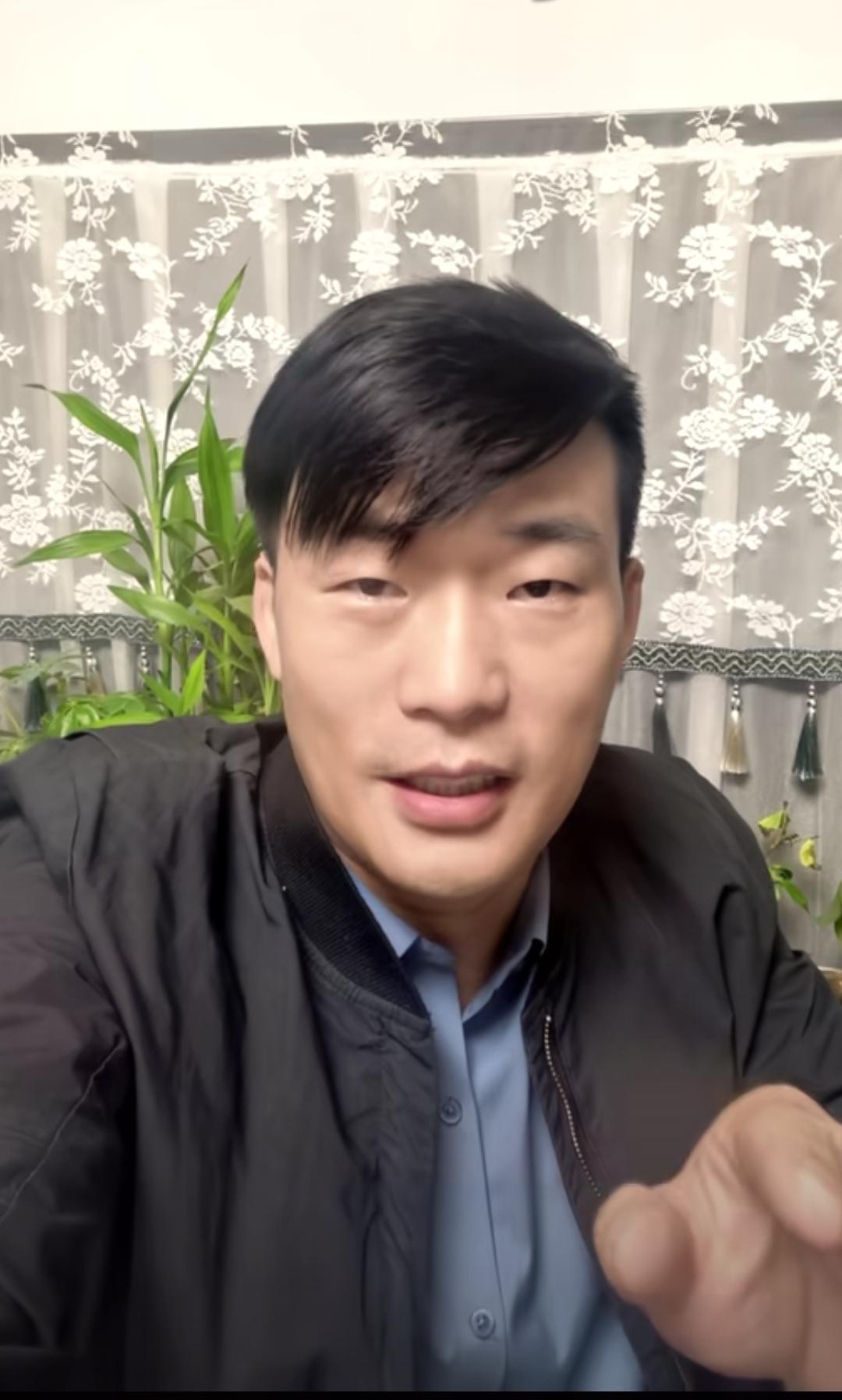 这位灶主直接帮张雪裁员了

张雪机车食堂那锅饭的事，灶主把话说得很直：不是米的问