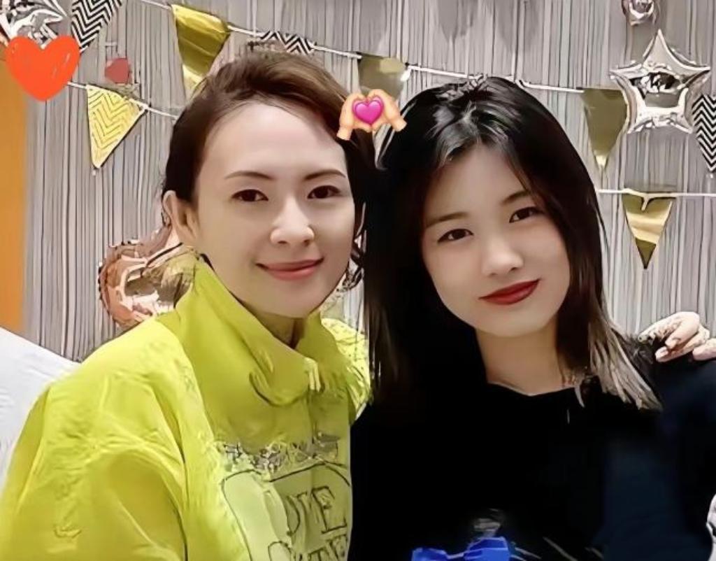 没血缘却比亲妈还亲！小苹果这声“妈妈”，看哭多少人

昨晚刷到章子怡给小苹果18