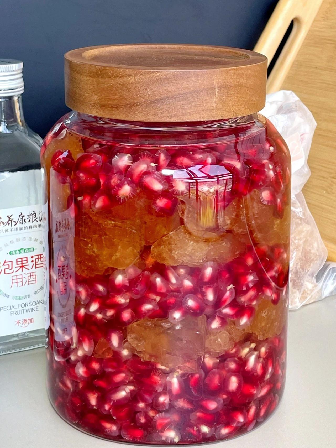 有幸在朋友家尝过一次，真的炫到我了！！
啊啊没想到自己泡的石榴酒 竟然这么好喝！