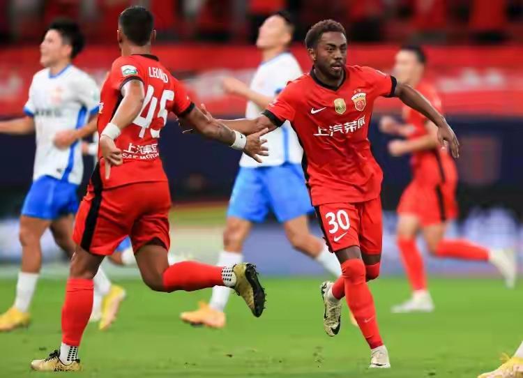 上海海港外援加布里埃尔重伤！上赛季踢完中超回到葡超继续踢比赛，基本没有冬歇相当于