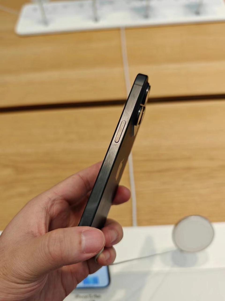 对不起苹果，今年iPhone 15 Pro到手两天就后悔了[捂脸]钛金属中框的手
