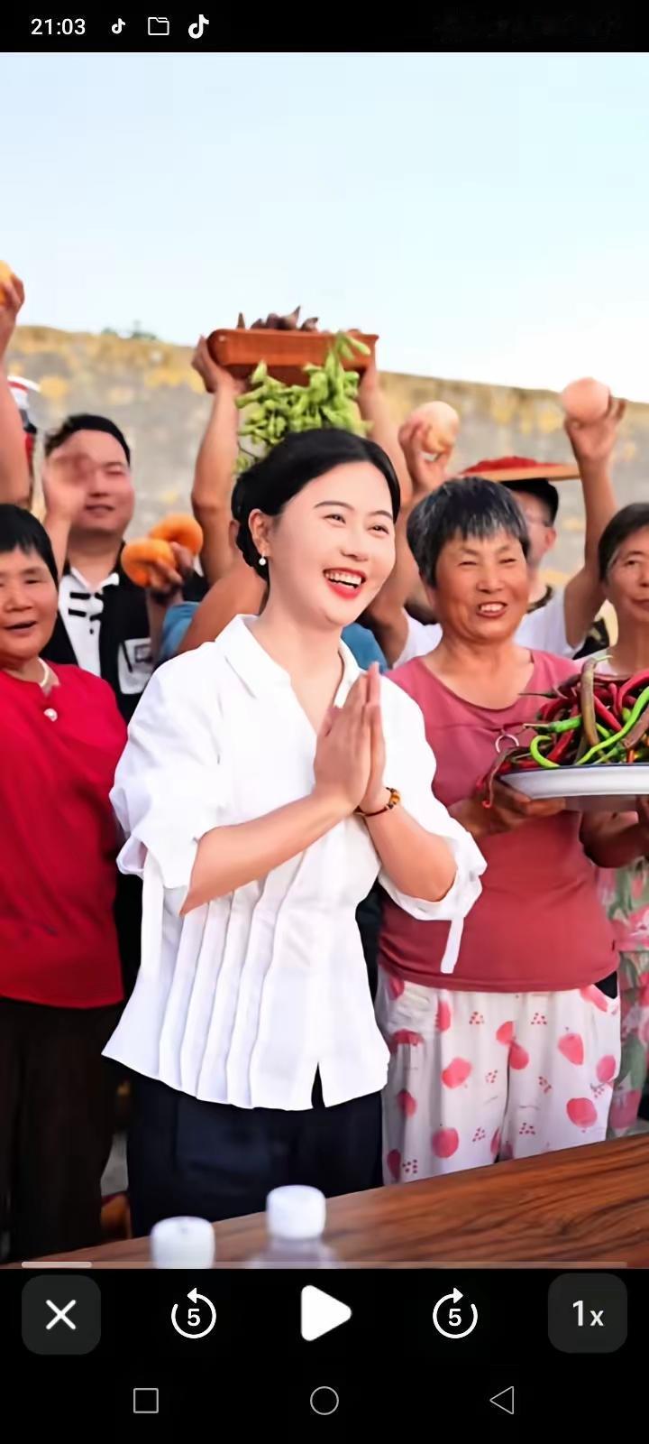 ​相宜联系两个果商，预订了白良村的西梅。
果商签了合同，交了定金。相宜把定金分发
