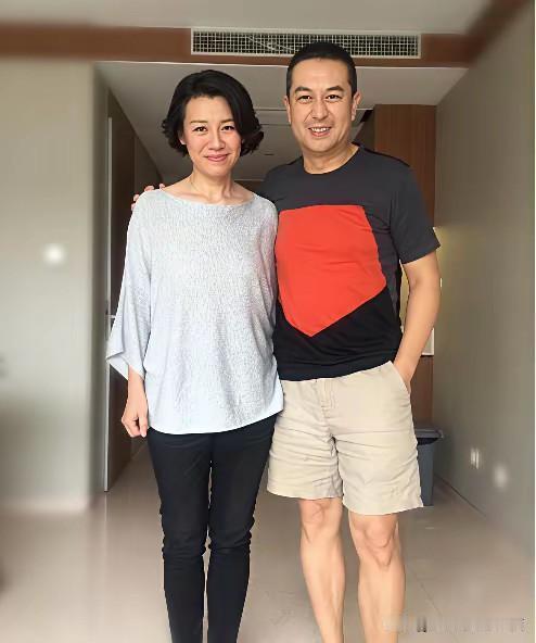 穿着黑色短袖T恤的是大家熟悉的演员张嘉译,他挺会保养的,56岁了头发还是那么乌黑
