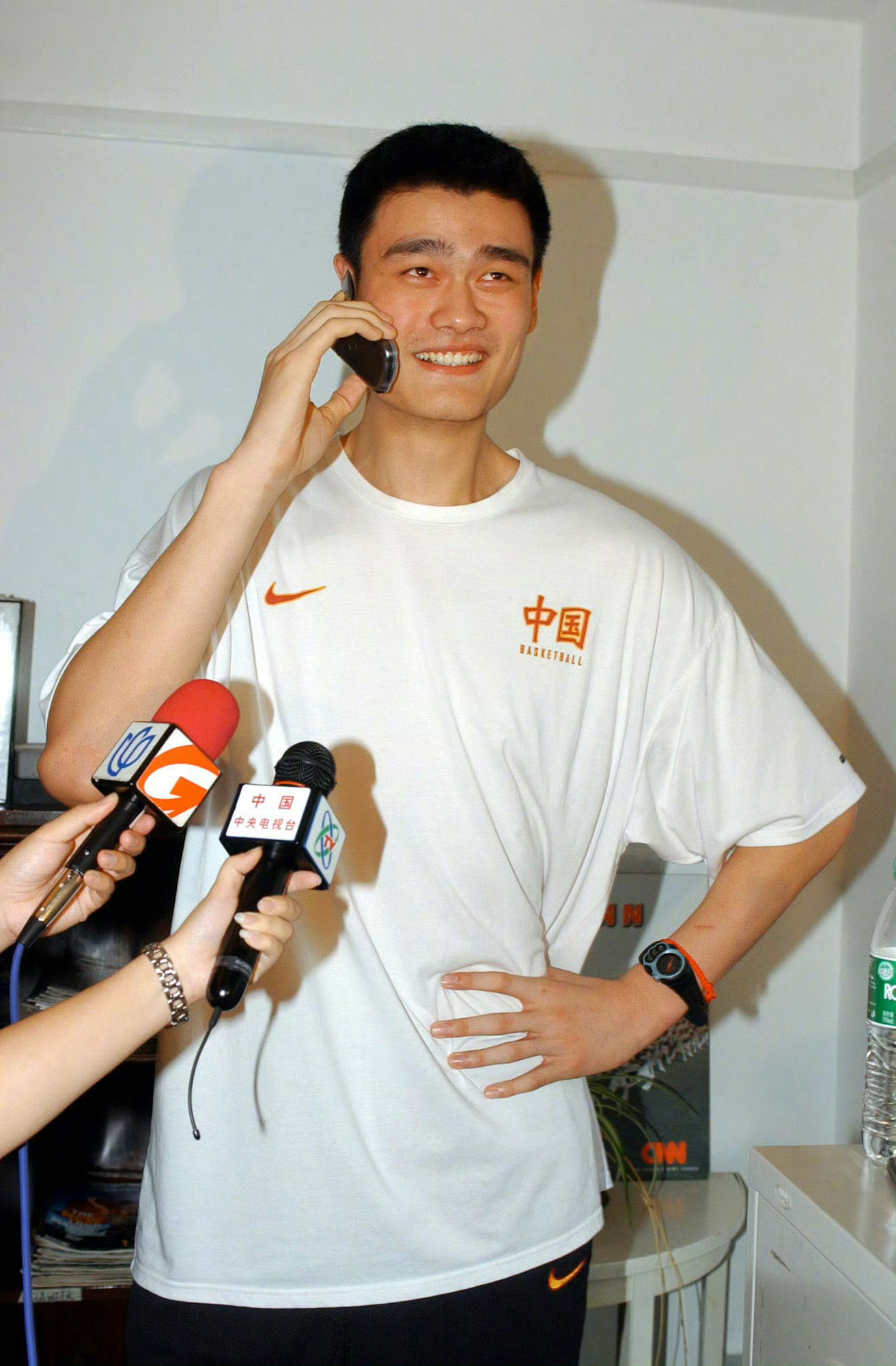 历史上的火箭🚀2002年的今天 我们用状元签选择了中国长城 - 姚明！火箭选中