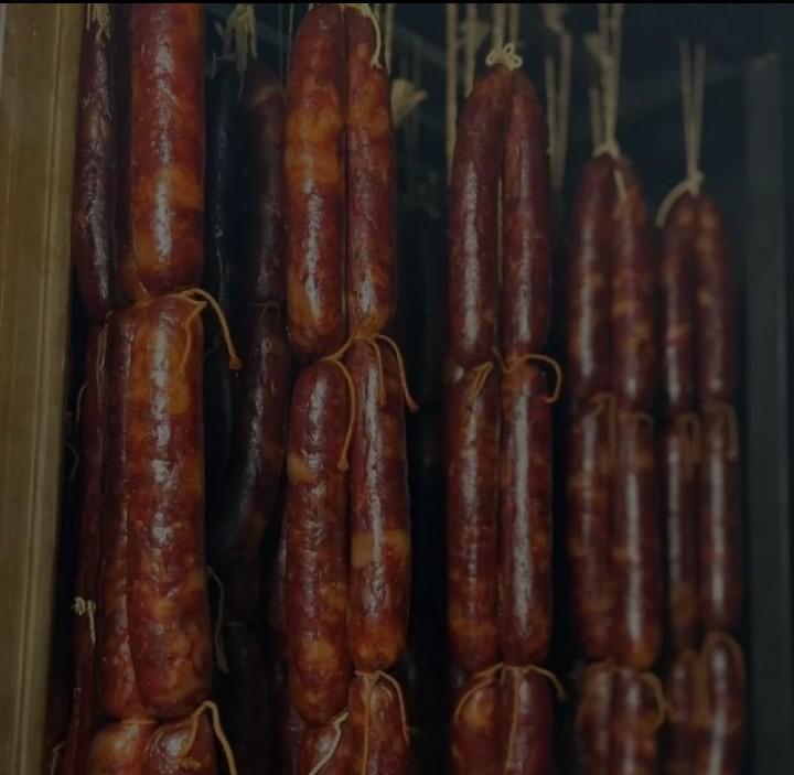 90年代的四川，每到过年时就有很多来偷腊肉腊肠的，他们不仅偷肉肠，鸡鸭也偷。很多