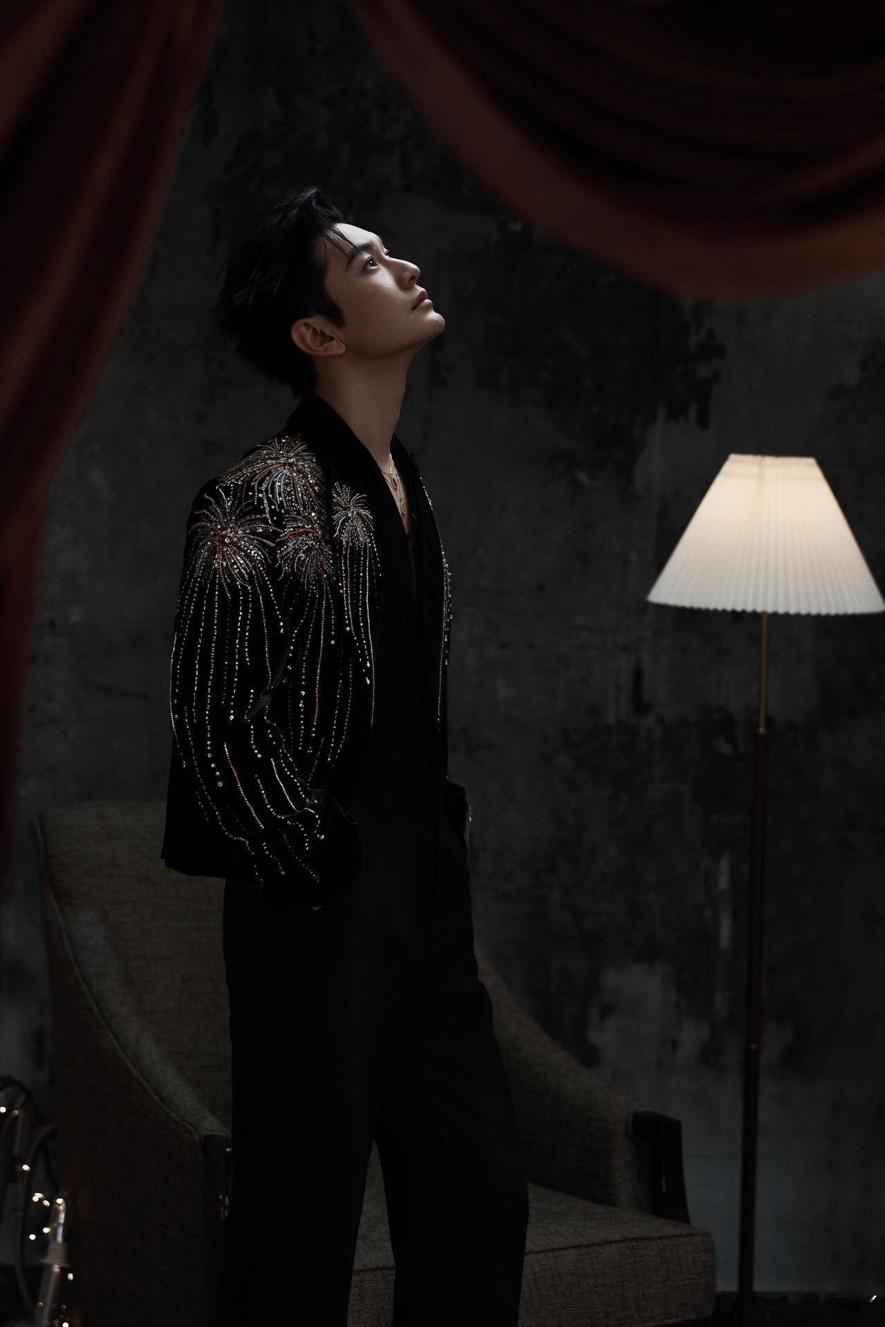 看黄晓明跨年舞台无法保持苹果肌扁平黄晓明 没有不帅的义务 哇，转台就看到黄晓明在