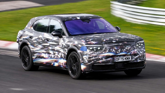 【宾利首款纯电 SUV 现身纽北：定位低于添越，年内脱去伪装】宾利首款纯电车型将