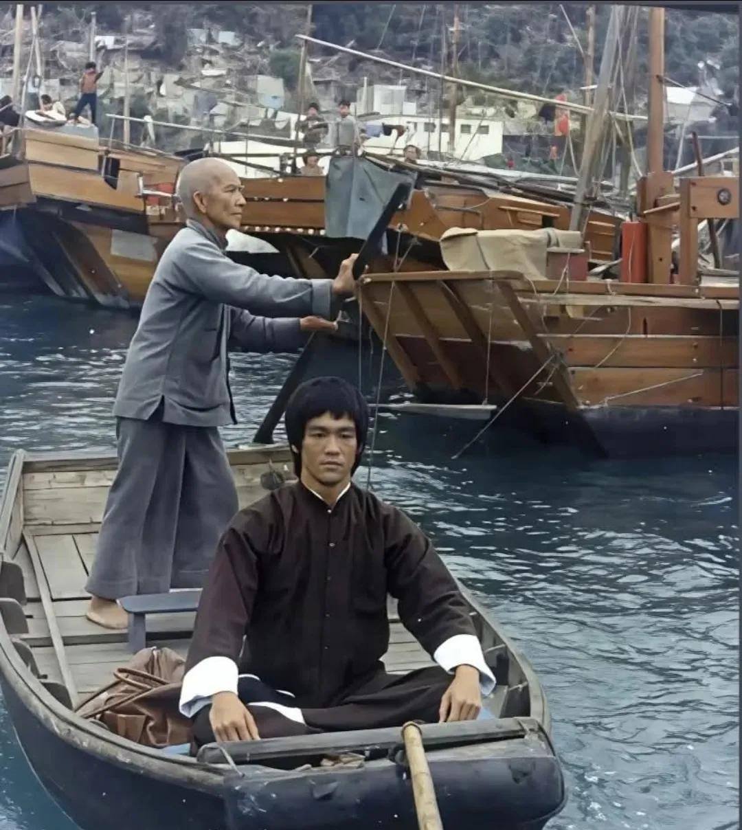 1973年《龙争虎斗》里那个撑船的斗笠人，竟然是叶问本人！
AI技术扒开了岁月滤