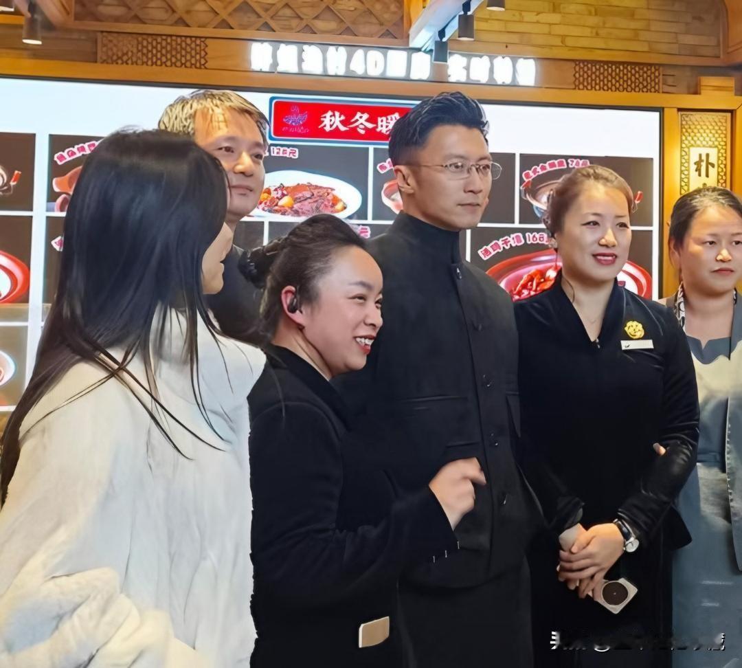 在冰城哈尔滨出席活动的谢霆锋变身美食达人，到处品尝地方美食，看小谢这架势是要吃遍