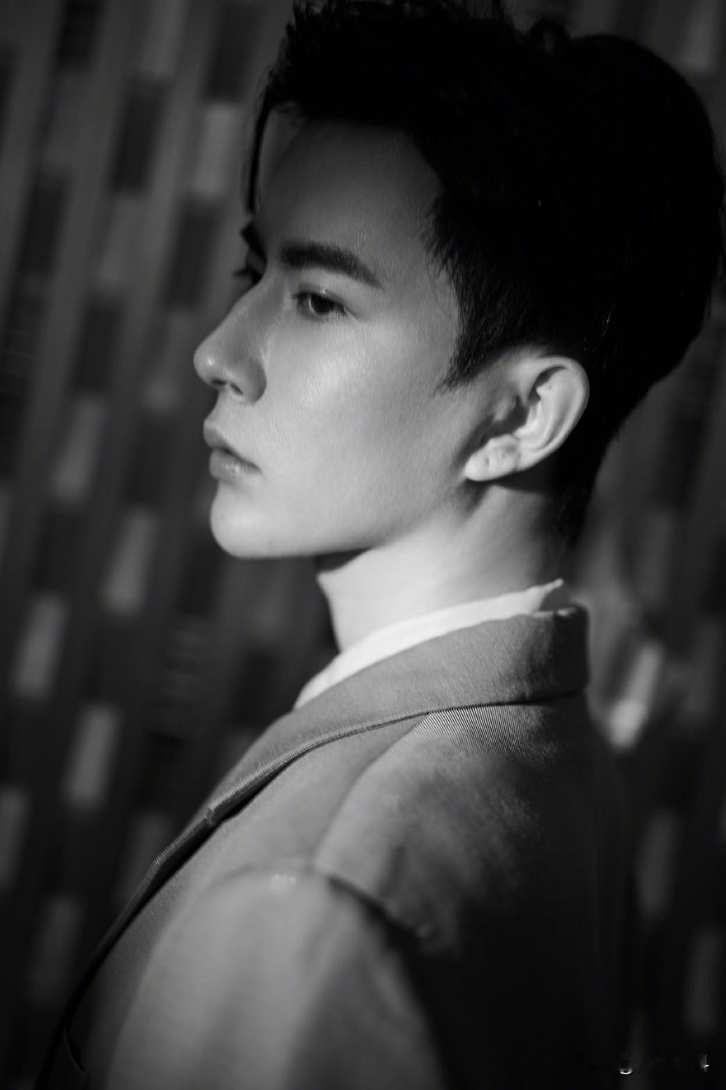 到现在也不愿相信这是真的…
非粉，但还是好心疼，看过他的白真上仙，当时觉得好干净