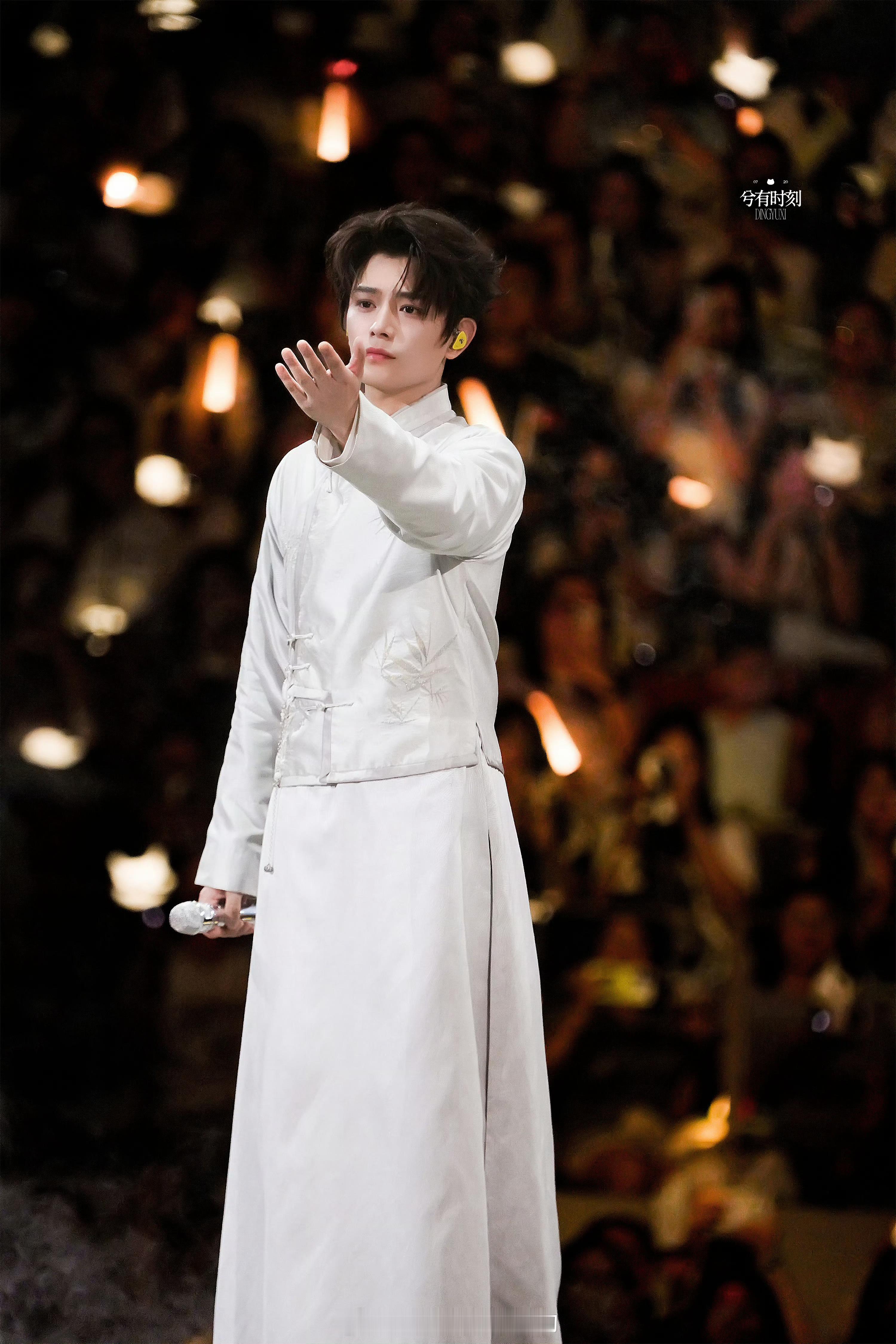 丁禹兮成都生日演唱会今晚第二场饭拍张海虾限时返场，南部小茉莉太好看了丁禹兮丁禹兮